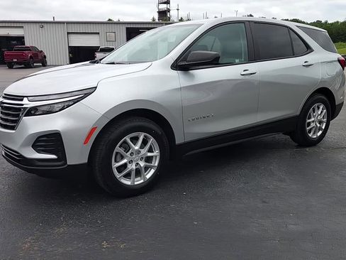 Used 2022 Chevrolet Equinox LS w/ LS Convenience Package image 4