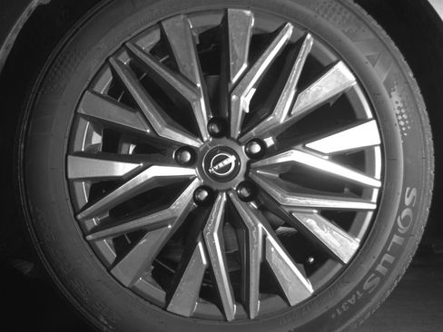 Used 2025 Nissan Altima 2.5 SV FWD image 12