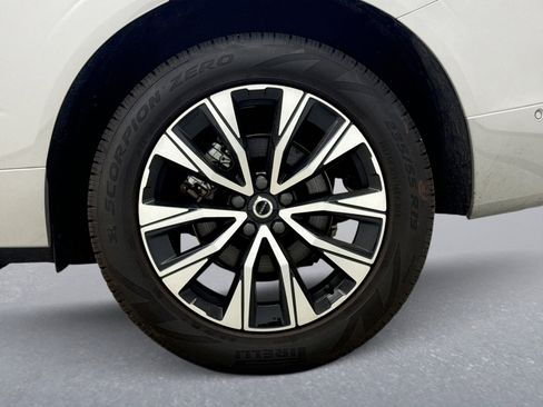 Used 2025 Volvo XC60 B5 Plus image 12