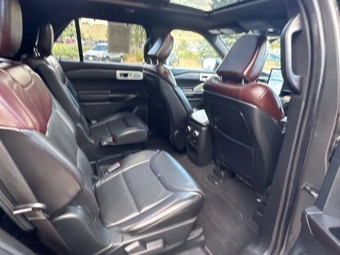Used 2020 Ford Explorer Platinum w/ Premium Technology Package AWD/4WD image 23