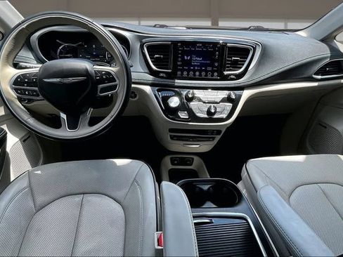 Used 2018 Chrysler Pacifica Limited FWD image 16