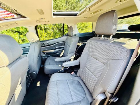 Used 2018 GMC Acadia SLE image 30