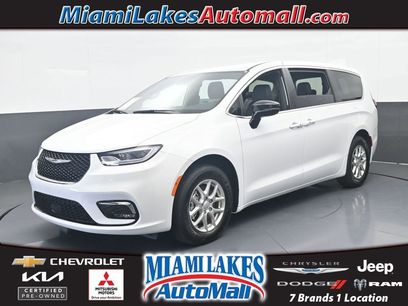 Used 2025 Chrysler Pacifica Select