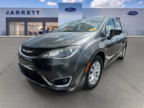 Used 2019 Chrysler Pacifica Touring Plus w/ Advanced Safetytec Group FWD image 2