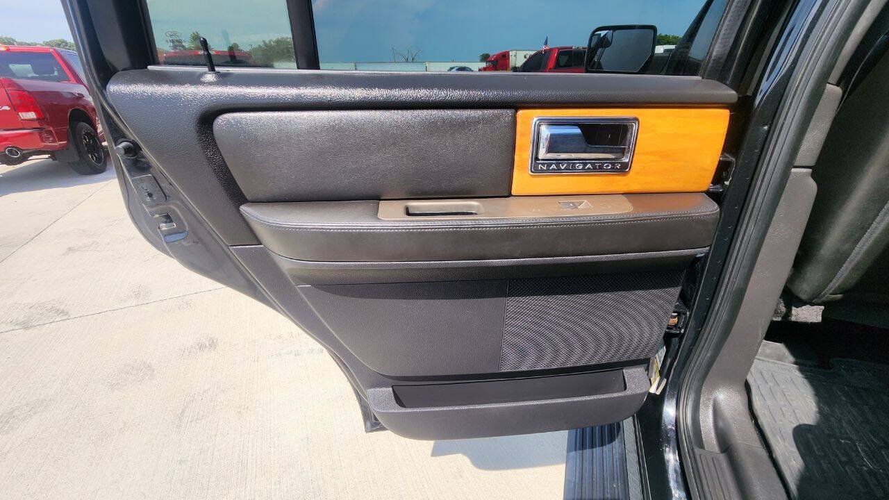 Used 2013 Lincoln Navigator 4WD image 18