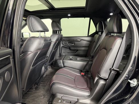 Used 2025 Honda Pilot Black Edition image 17