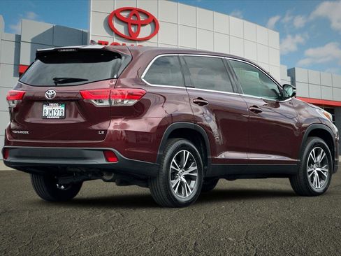 Certified 2019 Toyota Highlander Plus FWD image 3