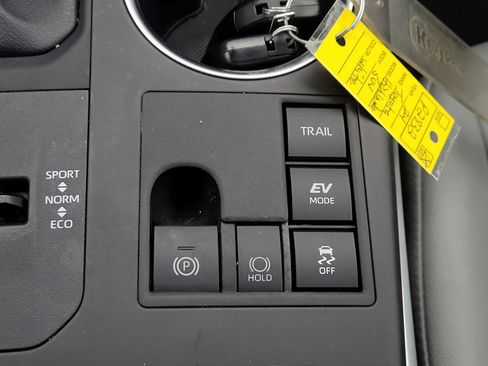 Used 2024 Toyota Highlander XLE AWD/4WD image 34