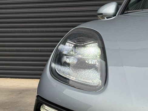 Certified 2025 Porsche Macan image 12