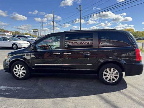 Used 2015 Chrysler Town & Country Touring w/ Driver Convenience Group image 3
