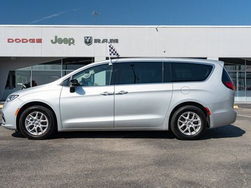 Certified 2024 Chrysler Pacifica Touring-L FWD image 2