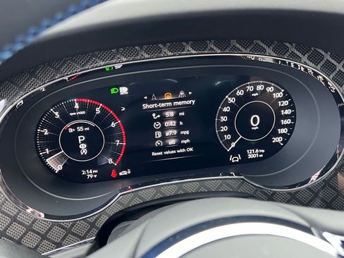 Used 2025 Bentley Bentayga image 28