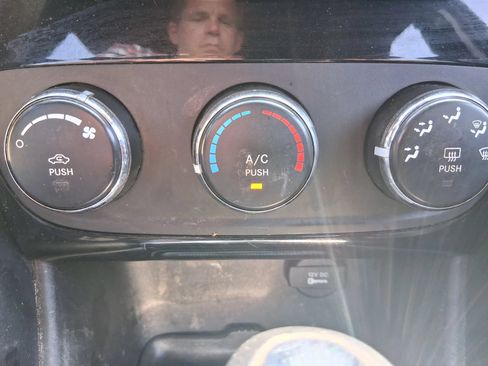 Used 2014 Chrysler 200 LX FWD image 13