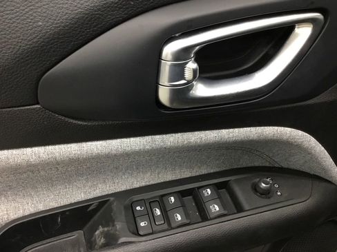 Used 2022 Jeep Compass Latitude w/ Sun and Sound Group AWD/4WD image 8