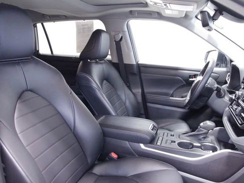 Used 2022 Toyota Highlander XLE AWD/4WD image 12