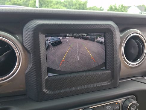 Used 2019 Jeep Wrangler Unlimited Sahara w/ Cold Weather Group AWD/4WD image 19