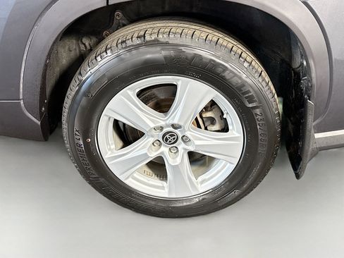 Used 2020 Toyota Highlander LE image 37