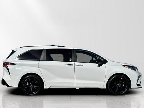 Used 2024 Toyota Sienna XSE w/ XSE Premium Package image 3