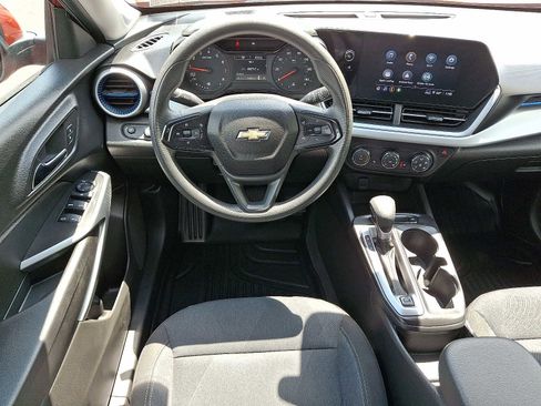 Used 2024 Chevrolet Trax LS w/ LS Convenience Package FWD image 11