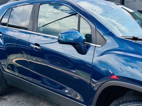 Used 2020 Chevrolet Trax LT w/ Sun & Sound Package AWD/4WD image 3
