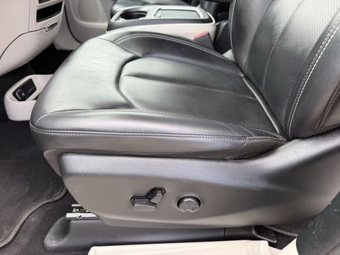 Used 2023 Chrysler Pacifica Touring-L FWD image 27