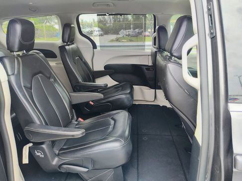 Used 2020 Chrysler Voyager Lxi image 15