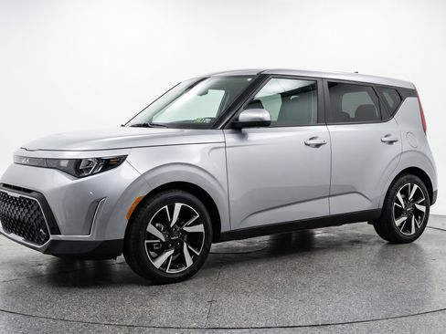 Used 2025 Kia Soul LX w/ LX Technology Package FWD image 3
