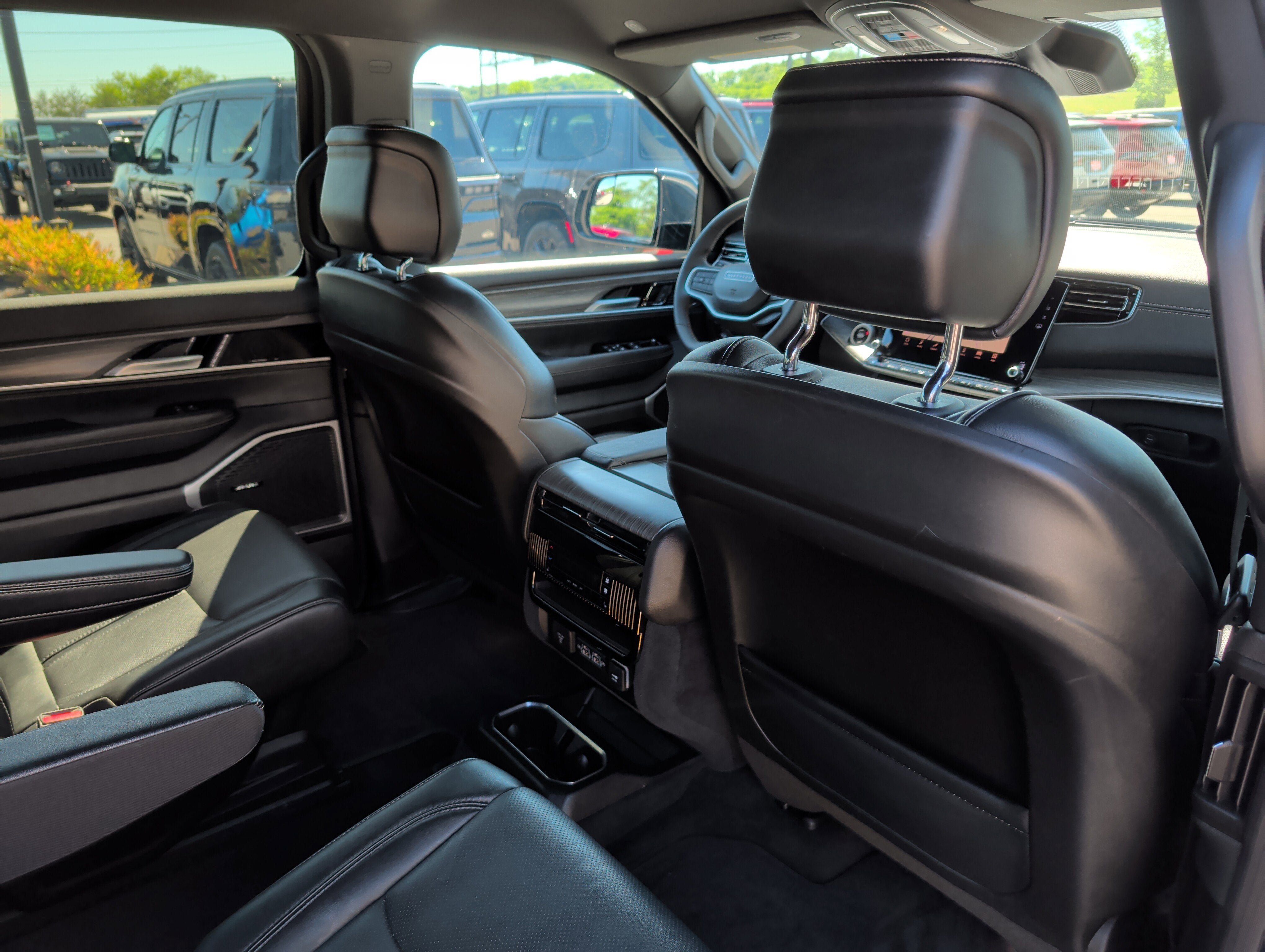 Used 2024 Jeep Wagoneer Series III AWD/4WD image 25