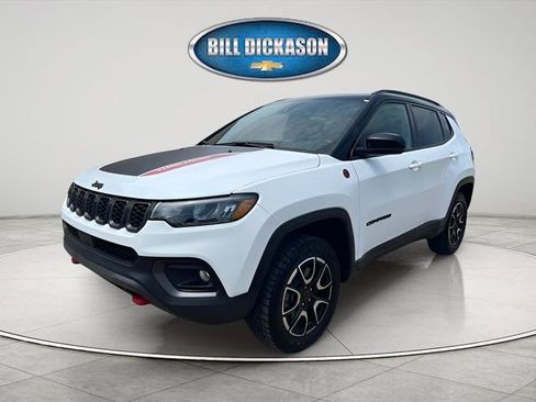 Used 2025 Jeep Compass Trailhawk AWD/4WD image 3