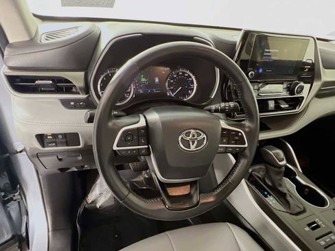 Used 2024 Toyota Highlander XLE image 11