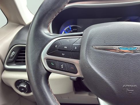 Used 2018 Chrysler Pacifica Touring-L FWD image 29