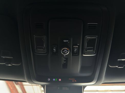 New 2025 Chevrolet Suburban Premier image 25