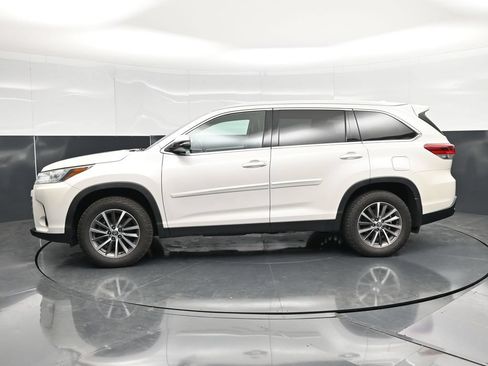 Used 2019 Toyota Highlander XLE AWD/4WD image 9