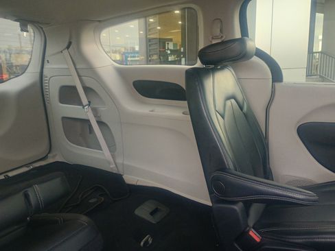 Used 2024 Chrysler Pacifica Touring-L image 15