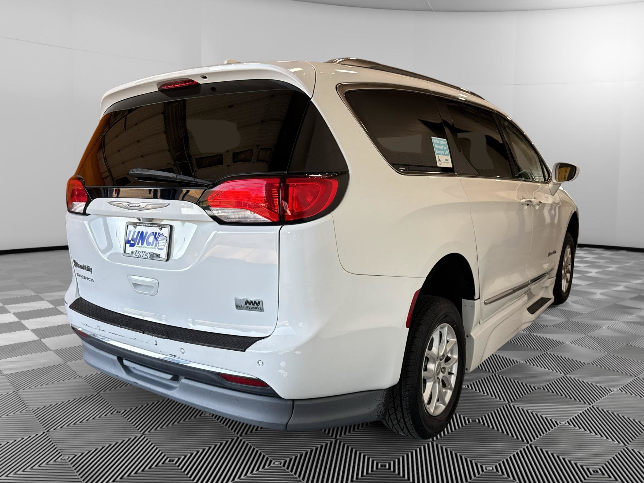 Used 2020 Chrysler Pacifica Touring-L FWD image 5
