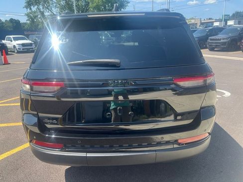 Used 2023 Jeep Grand Cherokee Altitude AWD/4WD image 9
