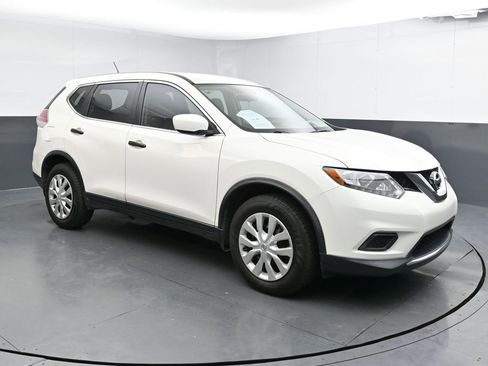Used 2016 Nissan Rogue S image 2