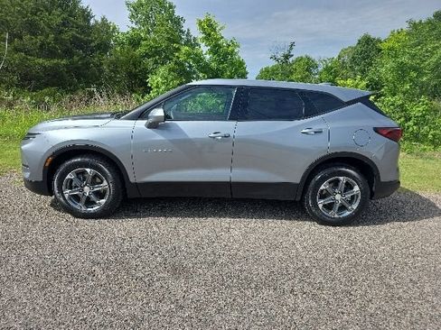 Used 2025 Chevrolet Blazer LT FWD image 3