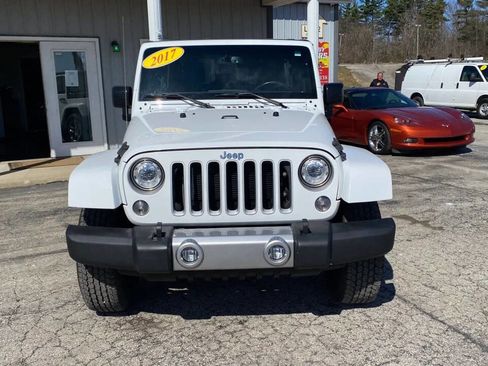 Used 2017 Jeep Wrangler Unlimited Sahara w/ Connectivity Group AWD/4WD image 9