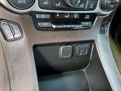 Used 2018 Chevrolet Suburban LT RWD image 16
