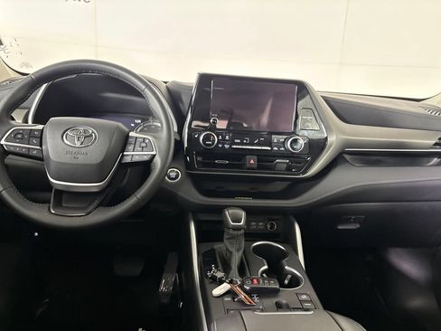 Used 2024 Toyota Highlander XLE AWD/4WD image 28