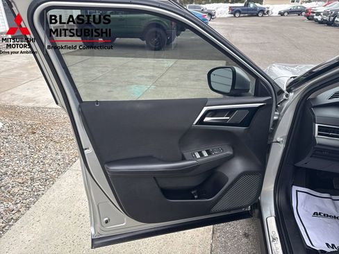 Used 2022 Mitsubishi Outlander ES image 12