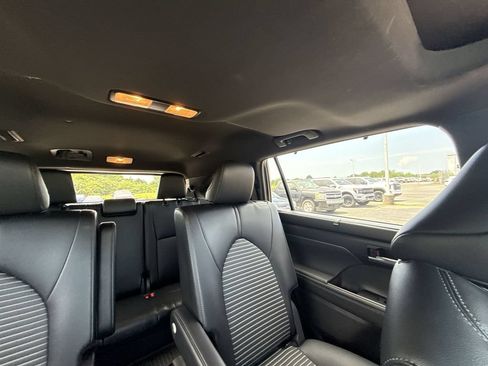 Used 2024 Toyota Highlander XSE FWD image 12