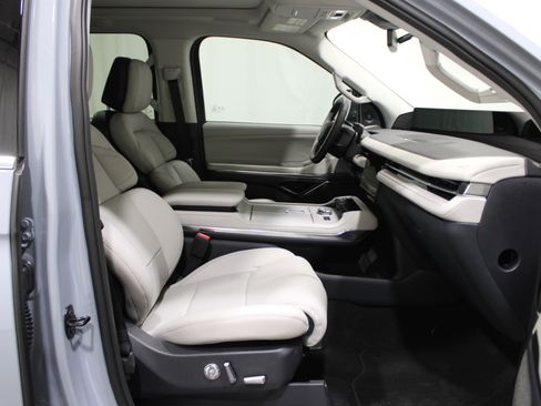 New 2025 Lincoln Navigator Reserve image 32