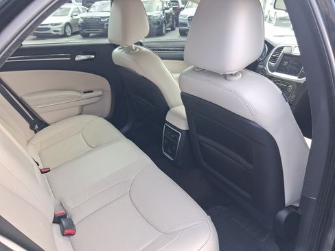 Used 2019 Chrysler 300 Limited RWD image 28