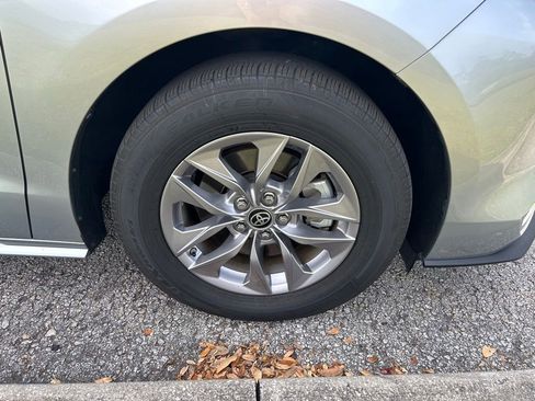 Certified 2024 Toyota Sienna XLE FWD image 9
