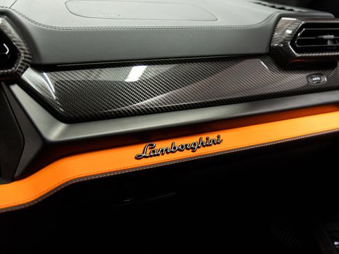 Used 2025 Lamborghini Urus SE image 26