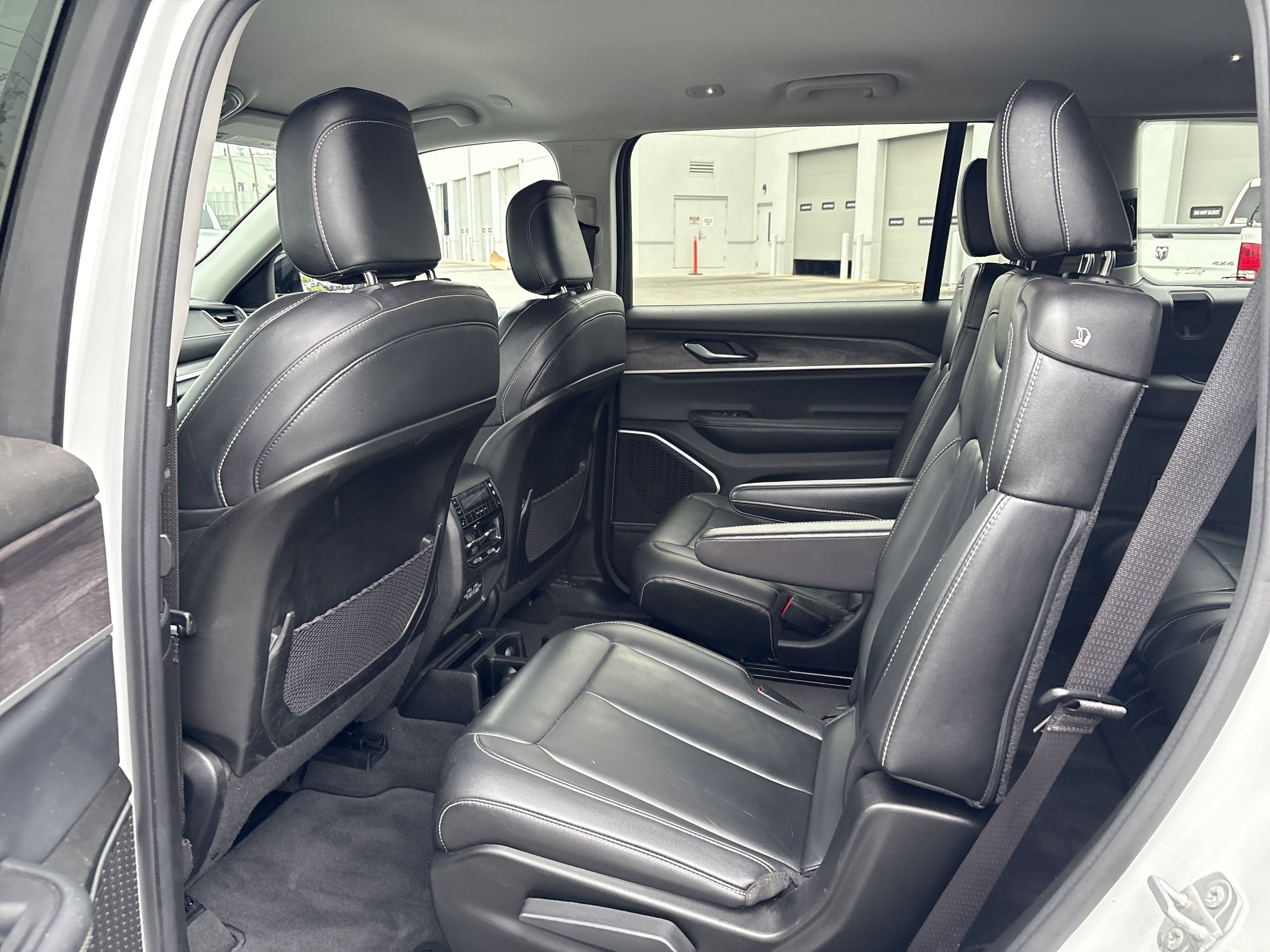 Used 2022 Jeep Grand Cherokee L Limited AWD/4WD image 32