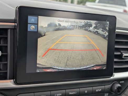 Used 2025 Hyundai Venue SEL FWD image 14