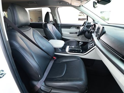 Used 2023 Kia Carnival LX FWD image 29